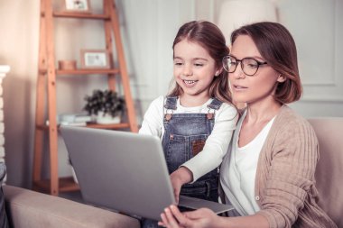 Dizüstü bilgisayar ekranına bakarak çok mutlu güzel kız