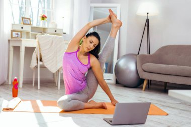 Dizüstü bilgisayar ekranına bakarak güzel ciddi kadın