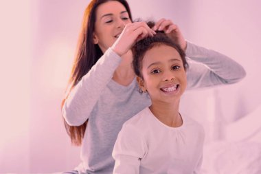 Neşeli pozitif güzel kız sana bakmak