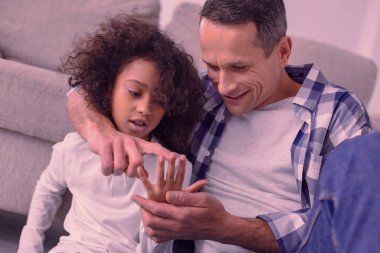 Neşeli iyi adam onun kızları parmak işaret