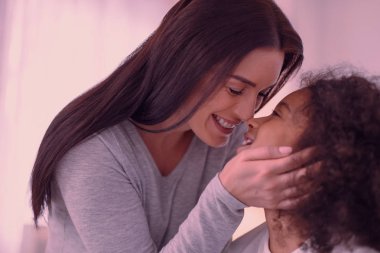 Kızı ile zaman zevk mutlu güzel kadın