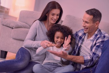 Neşeli mutlu aile birlikte bir oyun oynama