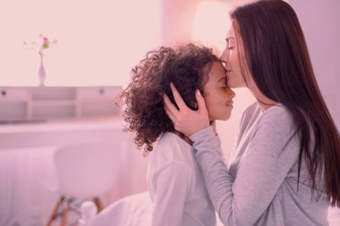 Annesinden bir öpücük almak hoş kıvırcık kız