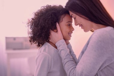 Annesine gülen neşeli güzel kız