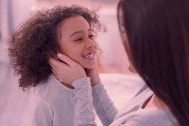 Neşeli güzel güzel kız çok mutlu hissediyorum