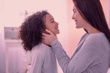 Kızları yüz tutan olumlu mutlu anne