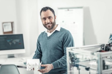 Neşeli iyi yetişkin adam size gülümseyen
