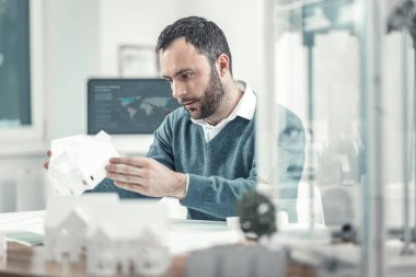 Bir proje üzerinde çalışan profesyonel yetenekli mühendis