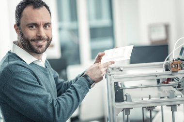 3d modelin holding neşeli pozitif adam