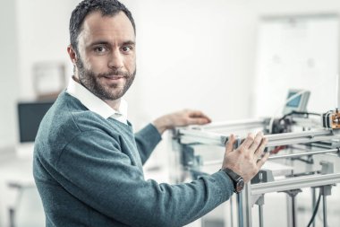 Profesyonel akıllı yetişkin tasarımcı bakıyorsun