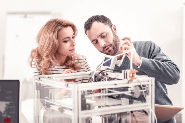 Güzel meslektaşları 3D printerlere harcama maddeler kullanmayı öğrenme