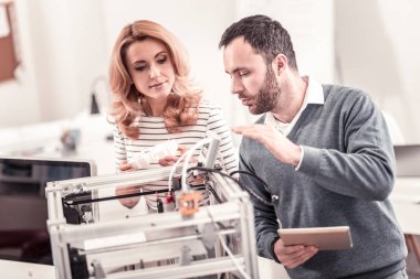 Hoş erkek ve kadın üzerinde 3d yazıcı prototip oluşturma