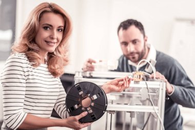 3d printerlere harcama maddeler bir detay tutan hoş kadın