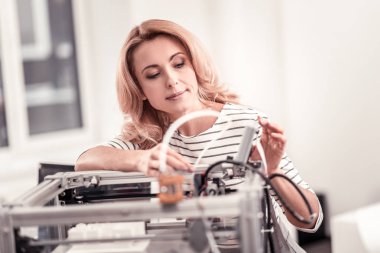İlham tasarımcı baskı yerleşimi, 3d printerlere harcama maddeler