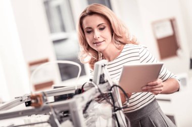 Ofiste çalışan tablet tutan güzel kadın