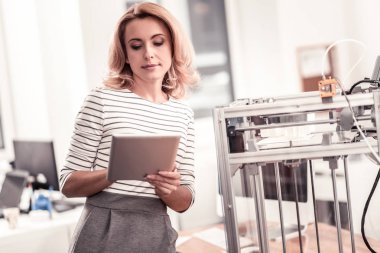 Ofisinde 3d printerlere harcama maddeler yakın duran güzel kadın