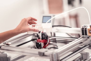 Beyaz düzeni tutan kadının el görünümünü