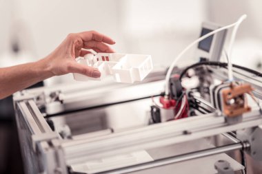 Ayrıntılı 3d printe altında tutan kadının el closeup