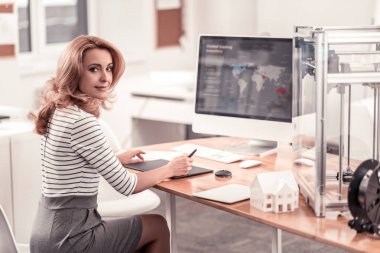 Office masada oturan hoş kadın