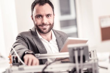 Gülümseyen tasarımcı baskı modeli 3d printerlere harcama maddeler