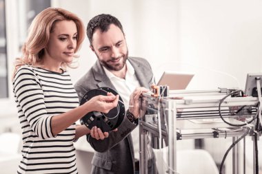 Yaratıcı tasarımcılar öğrenme 3d printerlere harcama maddeler üzerinde baskı modelleri