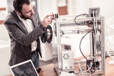 3d printerlere harcama maddeler kullanarak ceketli yakışıklı adamı