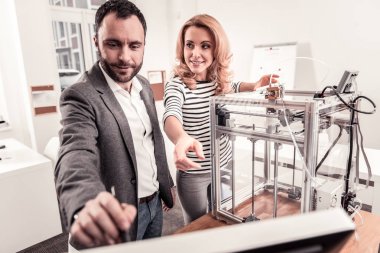 Akıllı bir adam ve kadın 3d baskı tartışıyor