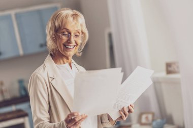 Sonuçlardan memnun mutlu businesslady