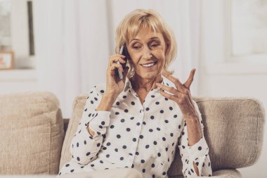 Onu muhatap dinleme düşünceli sarışın kadın