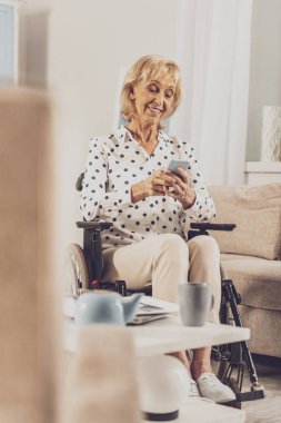 Mesaj yazmaya tür farklı Engelsiz kadın