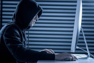 Profesyonel erkek hacker çalmak çok önemli bilgi