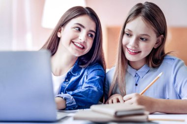 Okurken fikir alışverişi olumlu iki kız