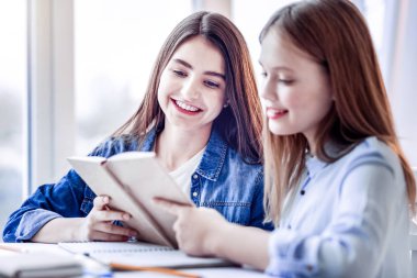 Görev sınıfı için kavrama akıllı iki kız