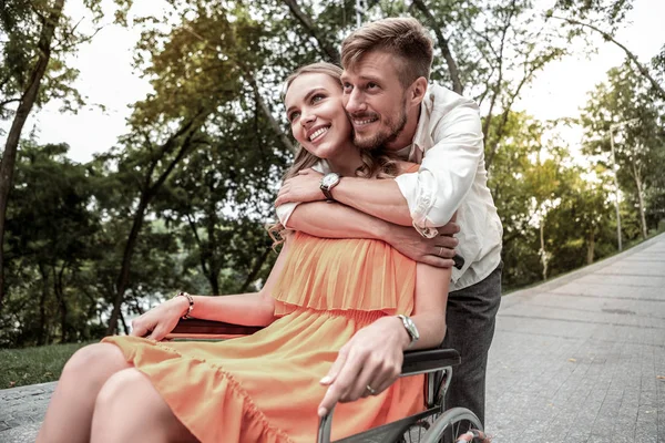 Slags manlig person som omfamnar hans vackra flickvän — Stockfoto