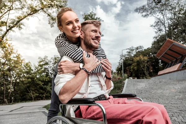 Mooi blond meisje omarmen haar jonge partner — Stockfoto