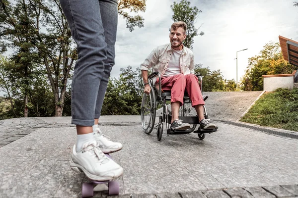 Primo piano di piedi femminili che in piedi in longboard — Foto Stock