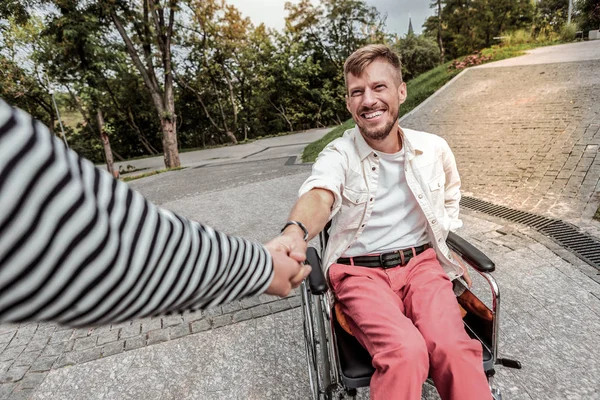 Hombre discapacitado alegre siguiendo a su amigo — Foto de Stock