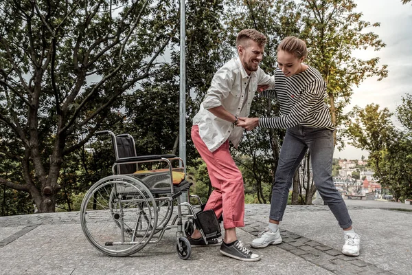 Amable hombre barbudo apoyándose en su novia — Foto de Stock