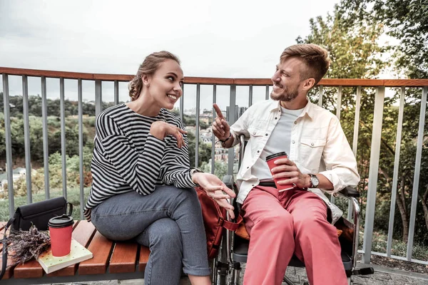Веселый инвалид разговаривает со своей девушкой — стоковое фото