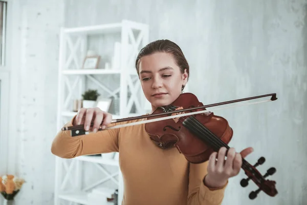 Bello bello bello ragazza holding un violino arco — Foto Stock