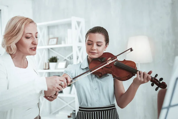 바이올린 활을 들고 심각한 전문적인 음악 교사 — 스톡 사진