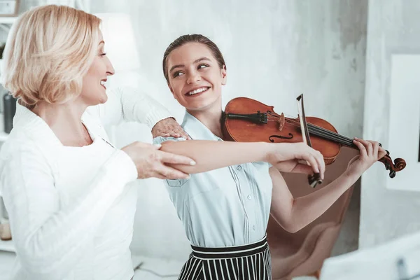 Positivo ragazza qualificata guardando sua nonna — Foto Stock