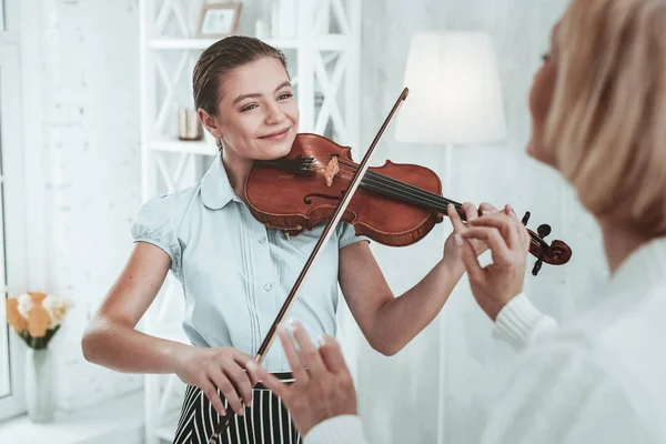 Alegre feliz agradável menina ter habilidades musicais — Fotografia de Stock