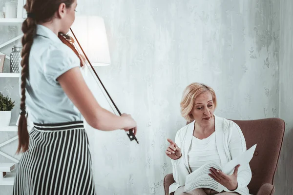 Mujer inteligente seria leyendo los gráficos de notas — Foto de Stock