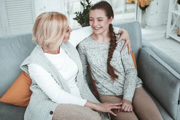 Üstten görünüm gülümseyen güzel neşeli bir kız