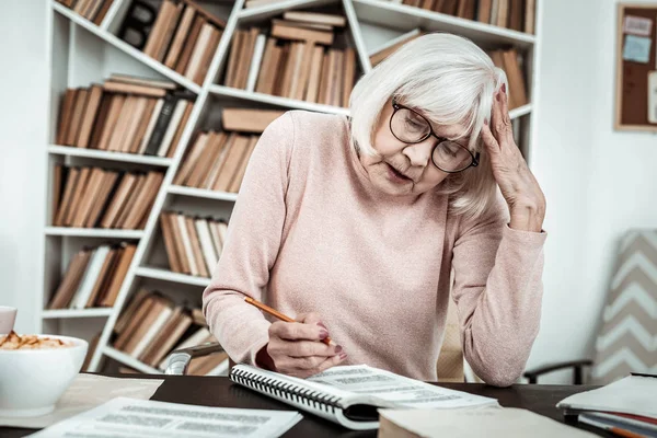 Anlayamıyorum. Onu test denetlerken masaya emekli kişi eğilimli dirsek konsantre