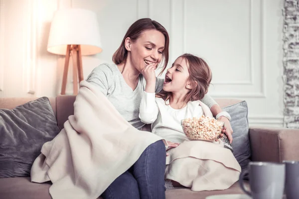 Agradable feliz linda chica alimentando a su madre — Foto de Stock