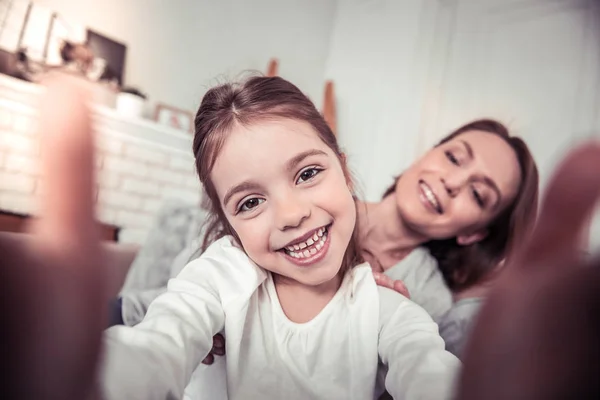 Cara de una linda chica alegre feliz — Foto de Stock