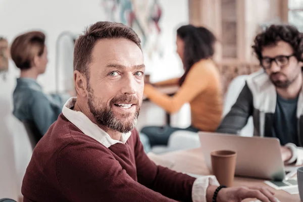 Retrato del hombre complacido de que estar en el trabajo — Foto de Stock