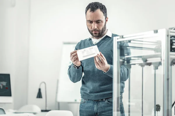 Allvarlig professionella vuxna ingenjör som arbetar på kontoret — Stockfoto